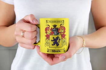 mug-silvera-crest-yellow